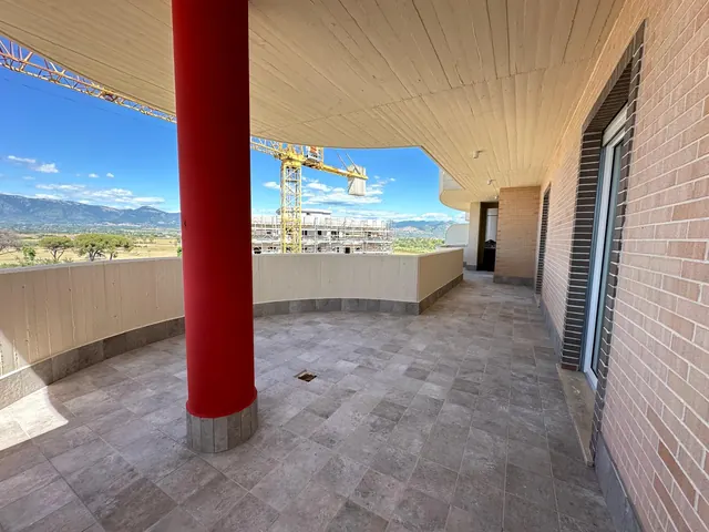 Appartamento consegnato a La Primula: terrazzo con pilastro e soffitto in doghe — fotografia di ottobre 2026