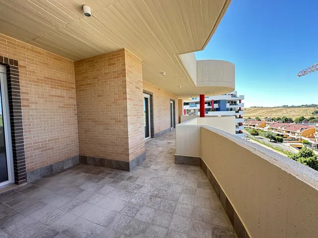Appartamento consegnato a La Primula: terrazzo d'angolo con rivestimento in mattoni — fotografia di ottobre 2026