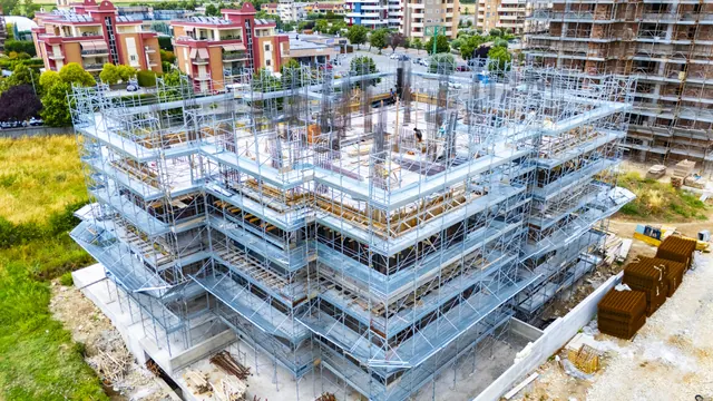 Edificio B: la struttura in elevazione con i ponteggi — fotografia di cantiere, giugno 2026