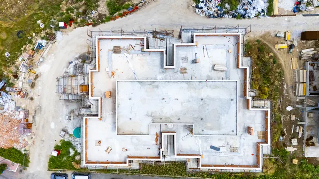 Edificio C: la platea di fondazione vista dall'alto — fotografia di cantiere, giugno 2026