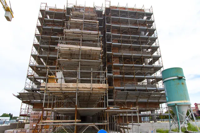 Edificio A: il fronte in completamento — fotografia di cantiere, giugno 2026