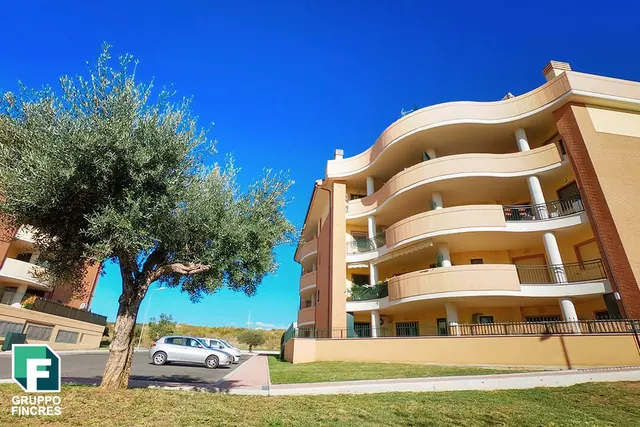 La Collina del Sole — il fronte del complesso con i balconi curvi