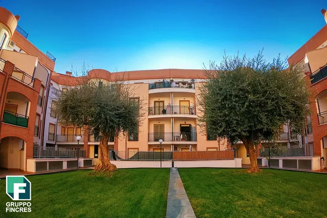 La Collina del Sole — la corte interna e il verde condominiale