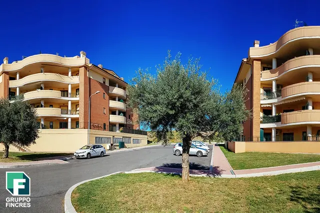 La Collina del Sole — gli edifici visti dalla strada interna