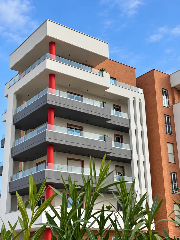 Le Calle, Guidonia Montecelio: l'edificio visto dal giardino — fotografia di ottobre 2026