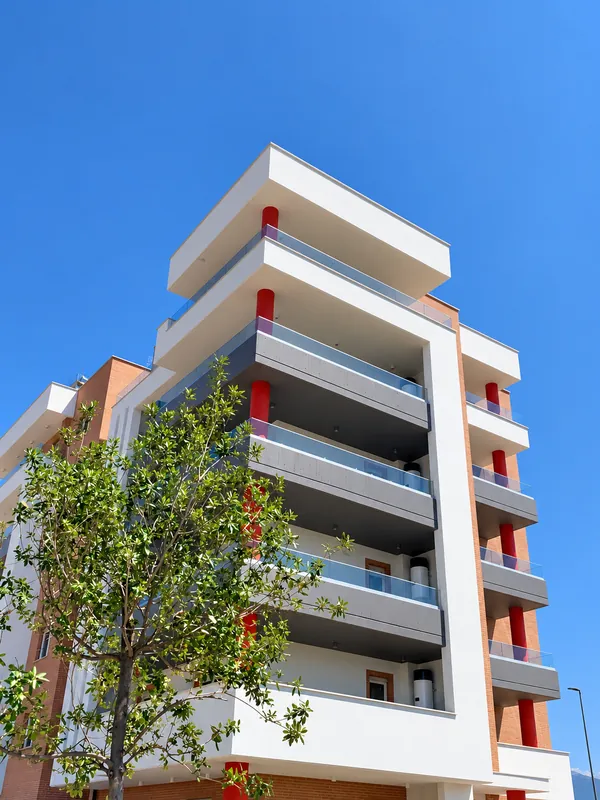 Le Calle, Guidonia Montecelio: l'angolo dell'edificio con i balconi a sbalzo — fotografia di ottobre 2026